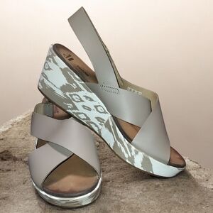 Clarks Womens Wedge Sandals..11